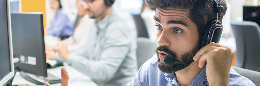 help desk IT employee talking with customer on the phone